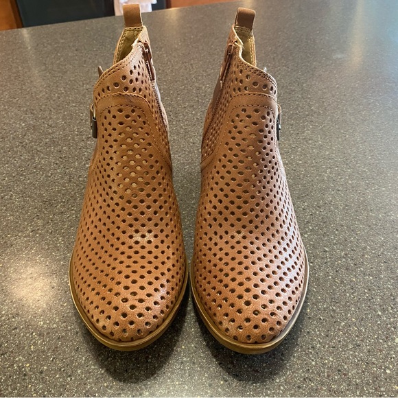 NWOB Lucky Leather Booties 6.5m. NEVER WORN - Picture 4 of 6